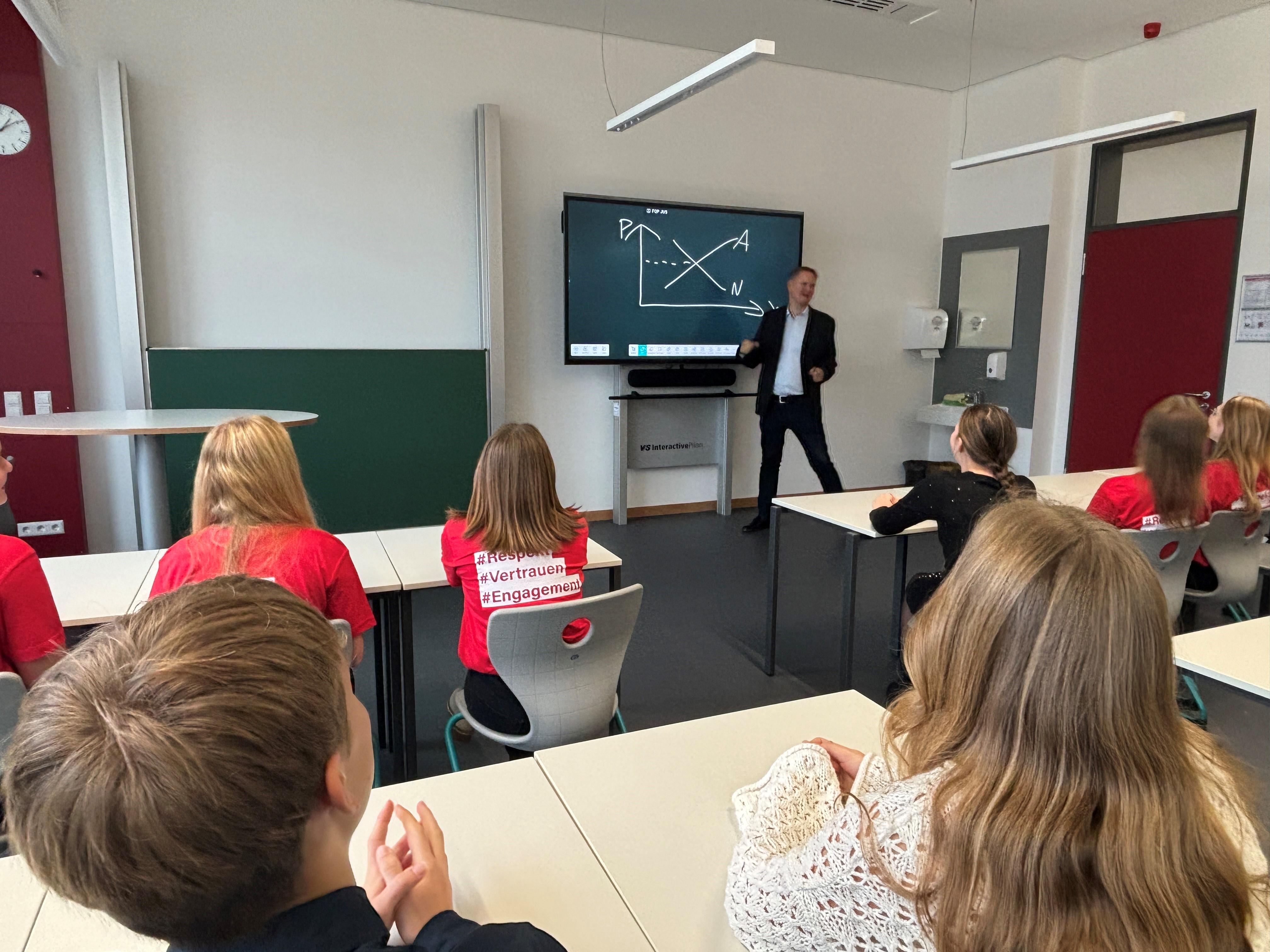 Unterricht in einem der neuen Klassenzimmern des Gymnasiums. 