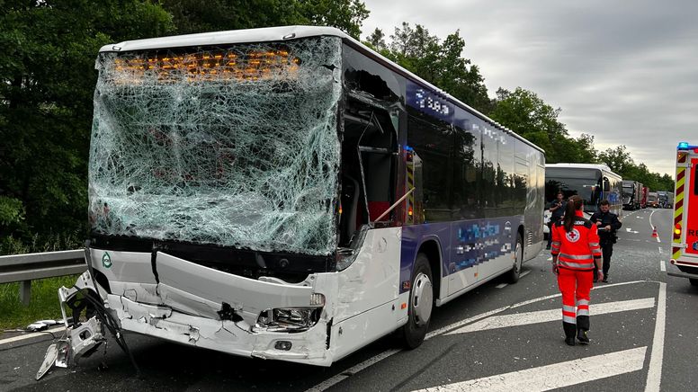 Vom Unfall beschädigter Schulbus steht auf der Straße. | Bild:News5/Merzbach