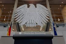 20.03.2025: Der Bundesadler an der Stirnseite des Plenarsaals im Deutschen Bundestag. | Bild:picture alliance/SZ Photo/Jürgen Heinrich