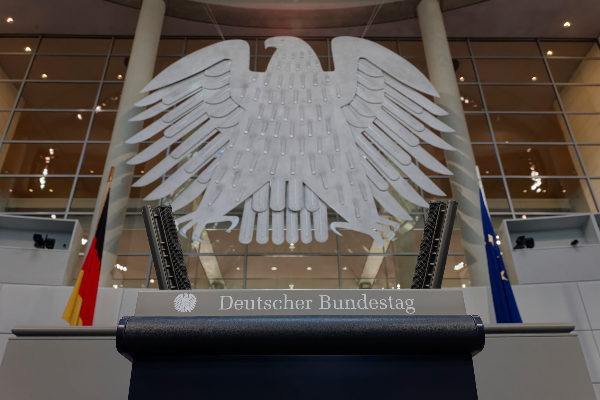 20.03.2025: Der Bundesadler an der Stirnseite des Plenarsaals im Deutschen Bundestag.