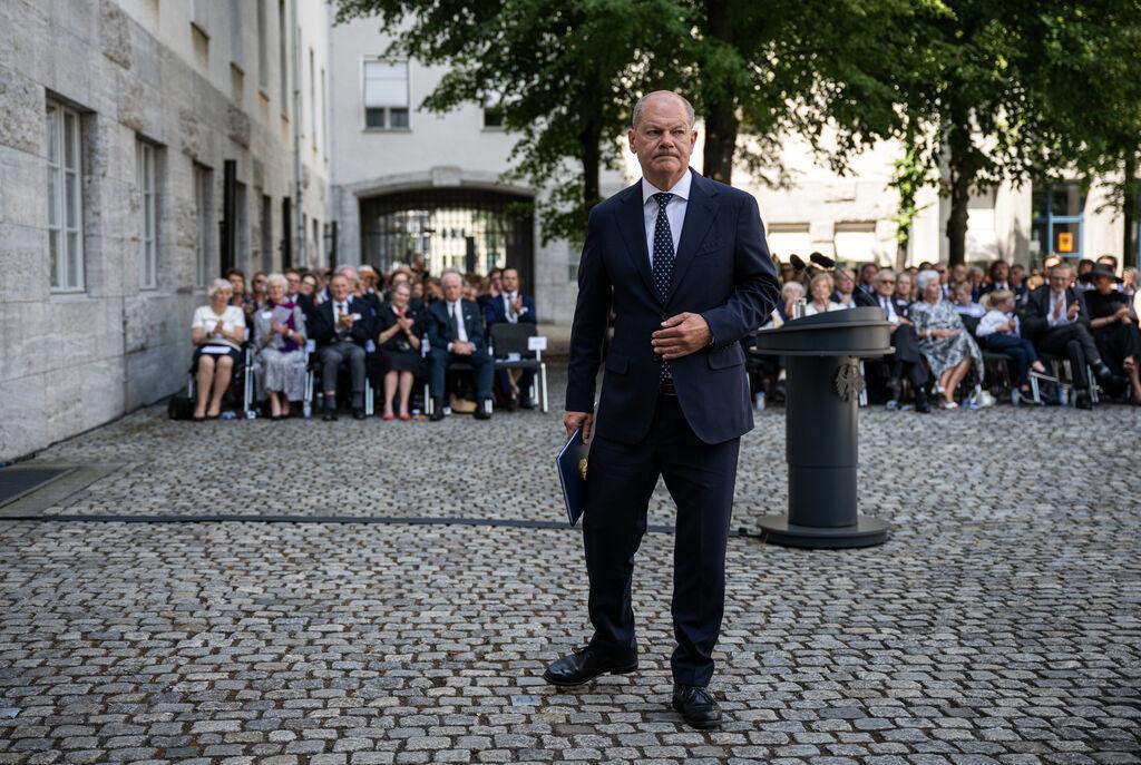 20.07.2024, Berlin: Olaf Scholz (SPD), Bundeskanzler, steht nach seiner Rede auf der Gedenkveranstaltung im Bendlerblock. Vor 80 Jahren versuchte die Gruppe um Claus von Stauffenberg durch ein Attentat auf Hitler, das nationalsozialistische Regime zu stürzen. Foto: Hannes P. Albert/dpa +++ dpa-Bildfunk +++