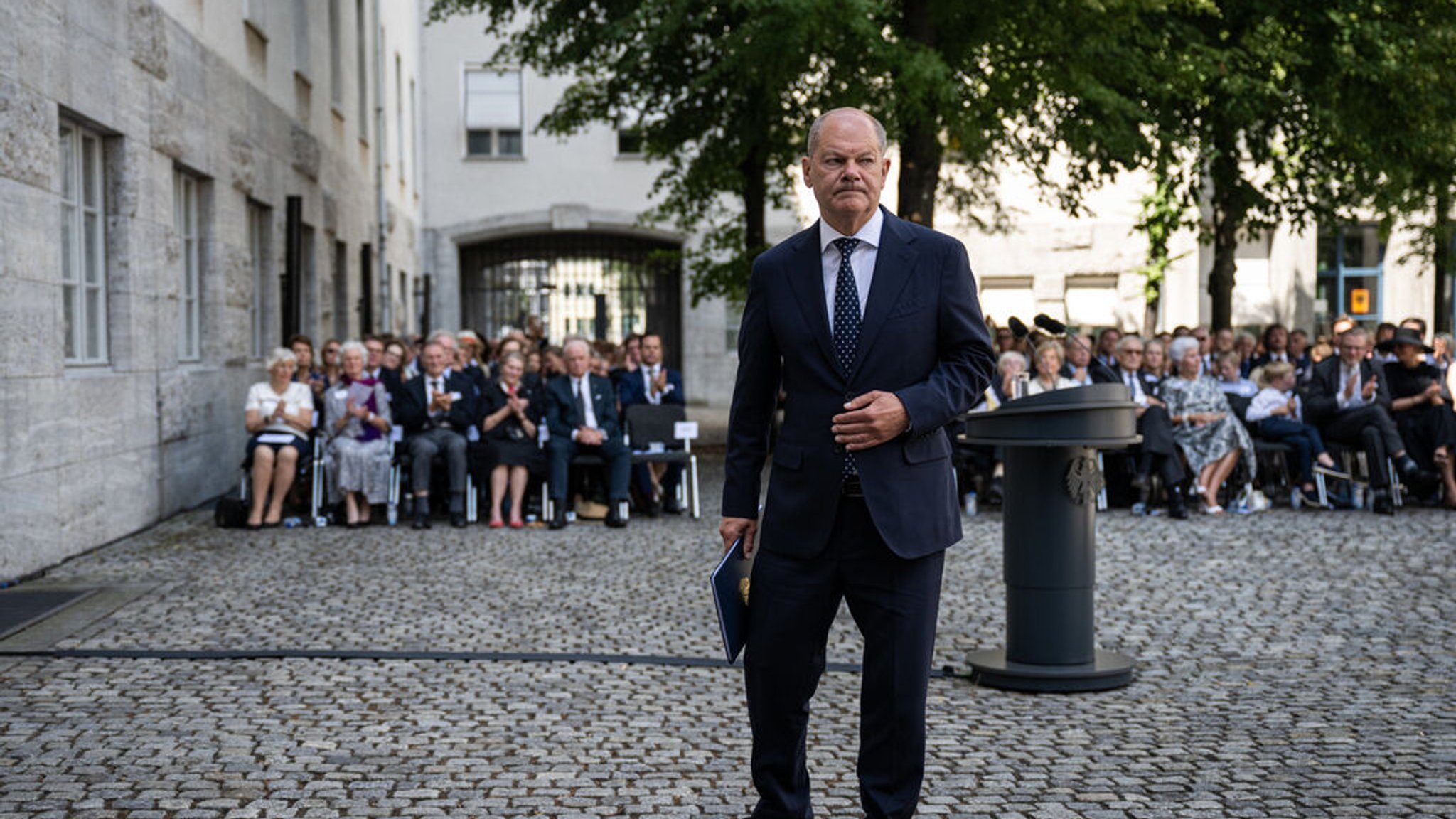 20.07.2024, Berlin: Olaf Scholz (SPD), Bundeskanzler, steht nach seiner Rede auf der Gedenkveranstaltung im Bendlerblock. Vor 80 Jahren versuchte die Gruppe um Claus von Stauffenberg durch ein Attentat auf Hitler, das nationalsozialistische Regime zu stürzen. Foto: Hannes P. Albert/dpa +++ dpa-Bildfunk +++