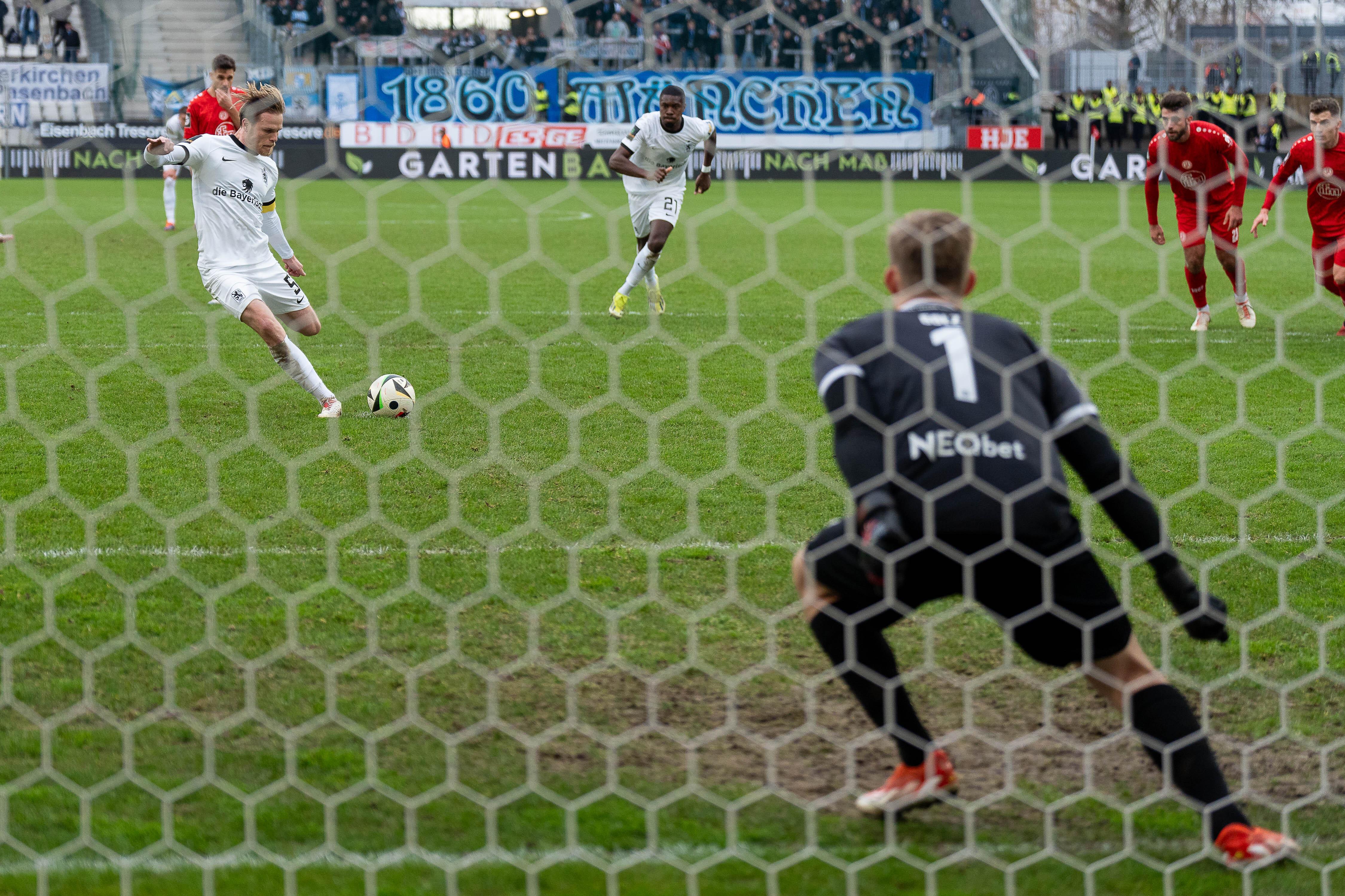 Thore Jacobsen trifft per Elfmeter zum 1:0  für den TSV 18670 München bei Rot-Weiß Essen