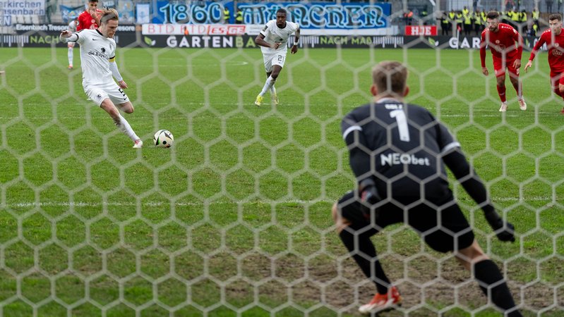 Thore Jacobsen trifft per Elfmeter zum 1:0 für den TSV 18670 München bei Rot-Weiß Essen | Bild: picture-alliance/dpa Thore Jacobsen trifft per Elfmeter zum 1:0 für den TSV 18670 München bei Rot-Weiß Essen