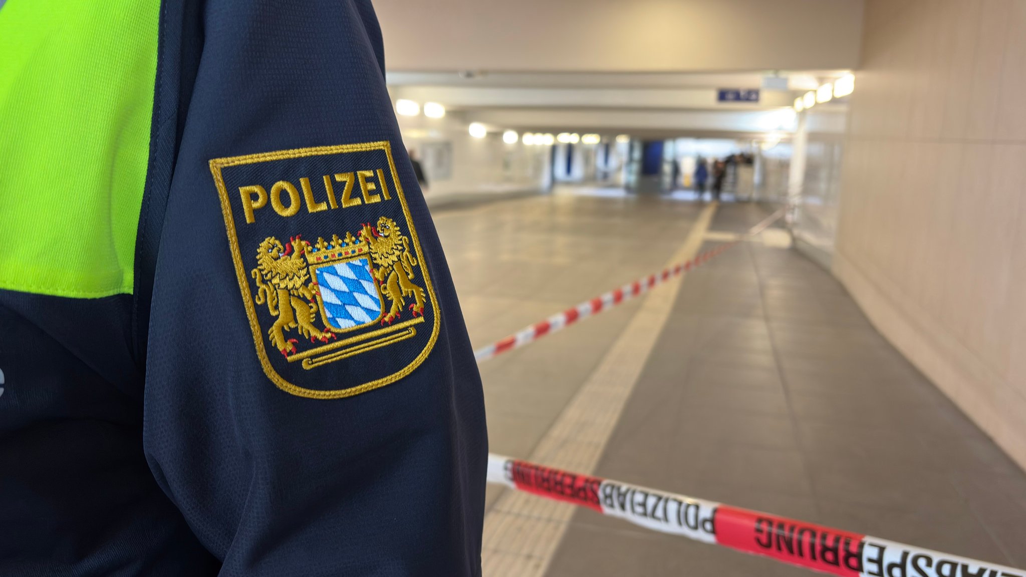 Polizist vor Absperrung  am Würzburger Hauptbahnhof