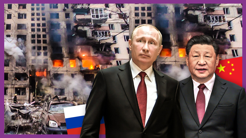 Der russische Präsident Wladimir Putin steht neben dem chinesischen Präsidenten Xi Jinping. Dahinter: Kriegsbilder aus der Ukraine.