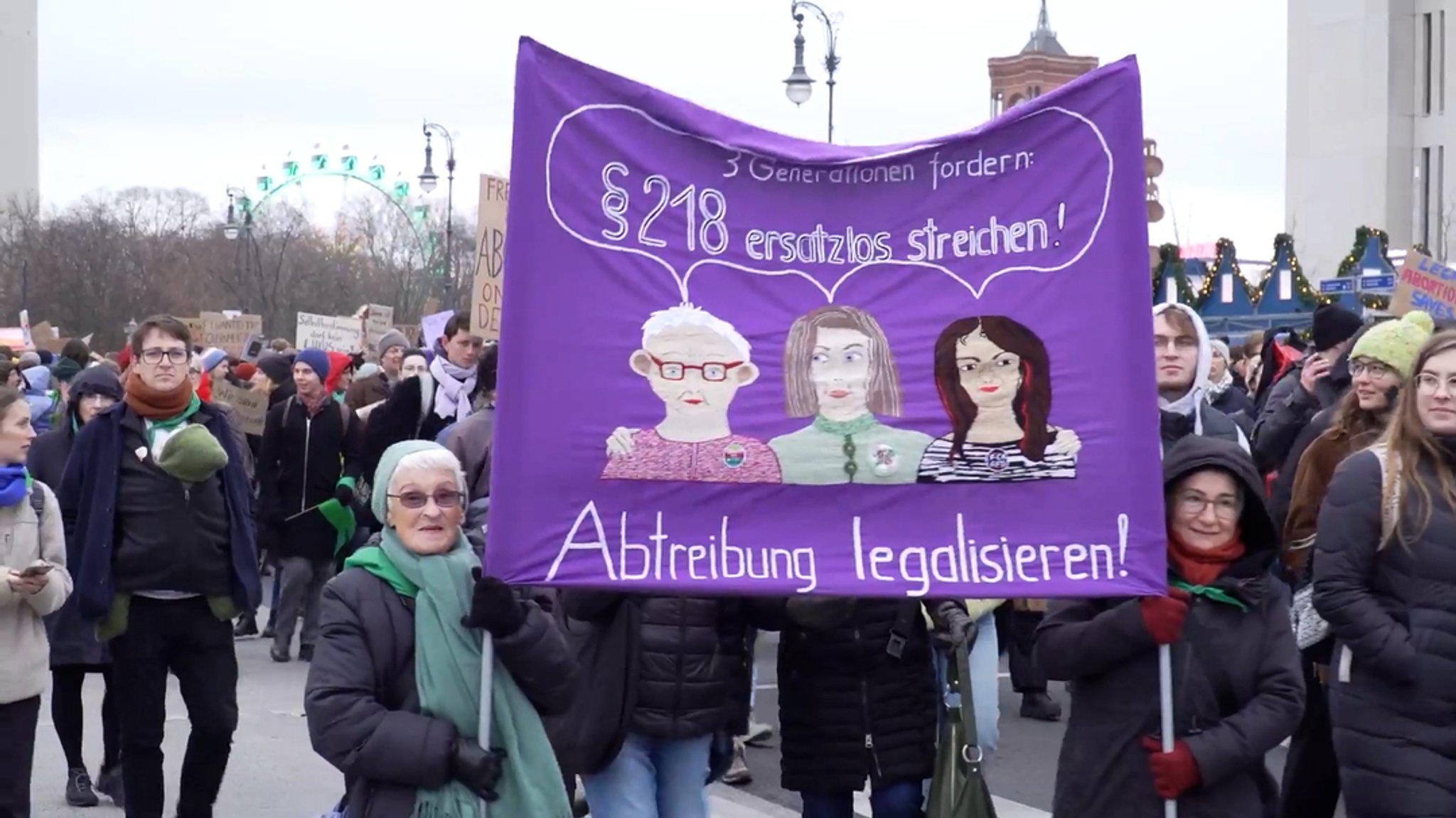 "Drei Generationen fordern §218 ersatzlos streichen - Abtreibung legalisieren!" steht auf dem Transparent, das Frauen bei einer Demonstration tragen. Die Demonstrationen zur Kampagne "Abtreibung legalisieren - jetzt!" fanden in Berlin und Karlsruhe statt. 