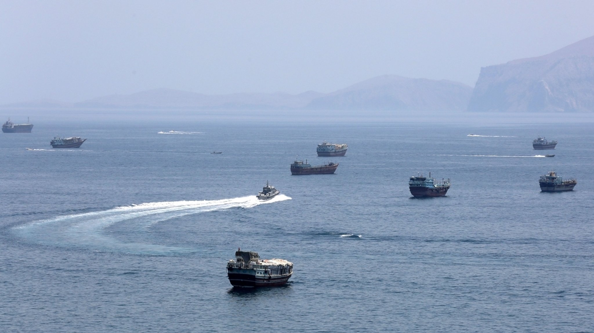 20.06.2026, Oman, Khasab: Handelsschiffe liegen in der Nähe von Khasab, einer Kleinstadt im Norden Omans, in der Straße von Hormus. | Bild: dpa-Bildfunk/Wen Xinnian 20.06.2026, Oman, Khasab: Handelsschiffe liegen in der Nähe von Khasab, einer Kleinstadt im Norden Omans, in der Straße von Hormus.