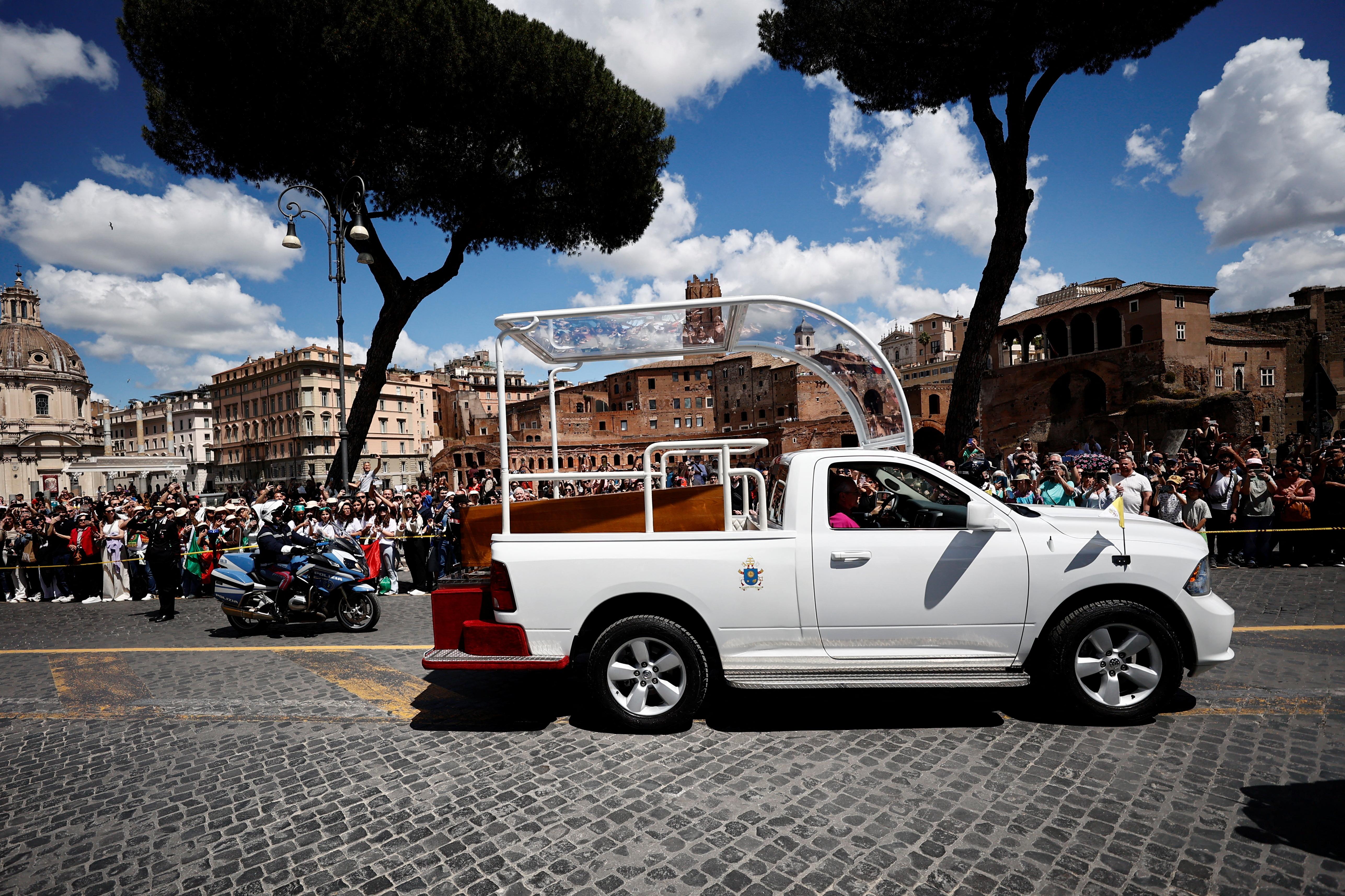 Franziskus letzter Weg – Trauerzug durch Rom