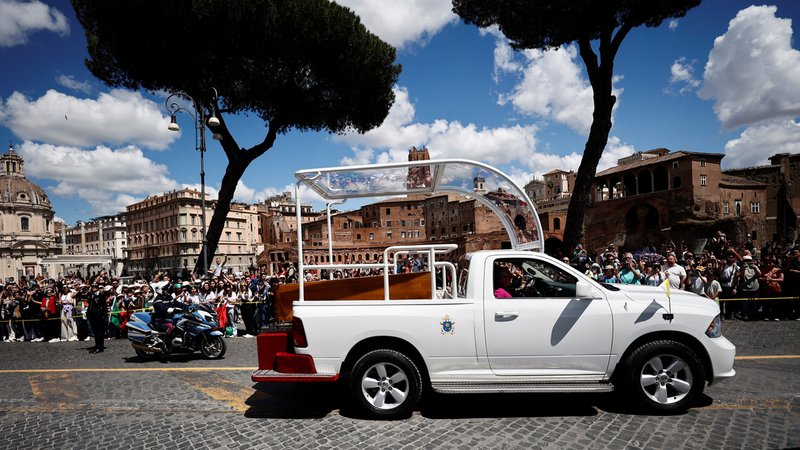 Franziskus letzter Weg – Trauerzug durch Rom | Bild: REUTERS/Vincenzo Livieri Franziskus letzter Weg – Trauerzug durch Rom