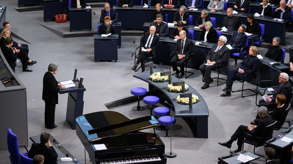 Rozette Kats, Zeitzeugin des Holocaust, spricht bei der Gedenkstunde für die Opfer des Nationalsozialismus im Deutschen Bundestag | Bild: pa / dpa / Bernd von Jutrczenka Rozette Kats, Zeitzeugin des Holocaust, spricht bei der Gedenkstunde für die Opfer des Nationalsozialismus im Deutschen Bundestag
