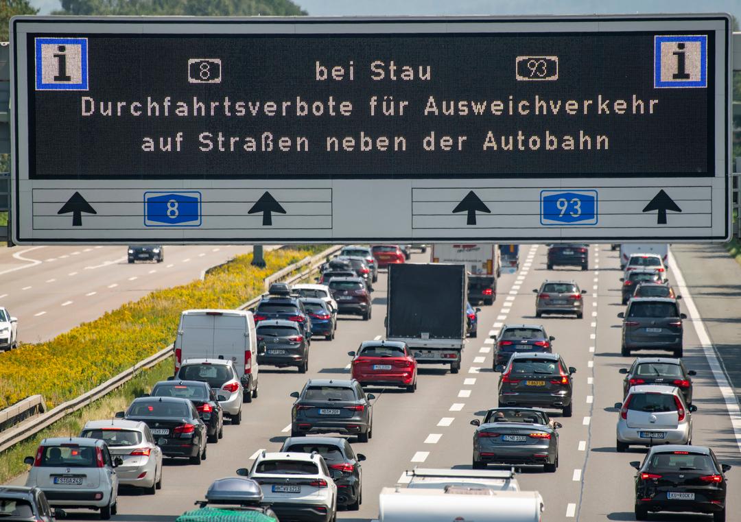 Eine Informationstafel über der A8 weist vor dem Inntal-Dreieck den Verkehr auf Durchfahrtsverbote auf Nebenstrecken bei Stau hin.