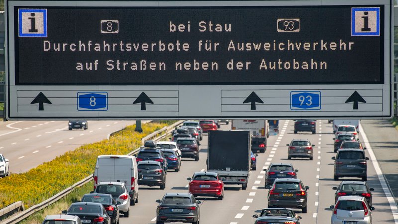 Eine Informationstafel über der A8 weist vor dem Inntal-Dreieck den Verkehr auf Durchfahrtsverbote auf Nebenstrecken bei Stau hin. | Bild: dpa-Bildfunk/Stefan Puchner Eine Informationstafel über der A8 weist vor dem Inntal-Dreieck den Verkehr auf Durchfahrtsverbote auf Nebenstrecken bei Stau hin.