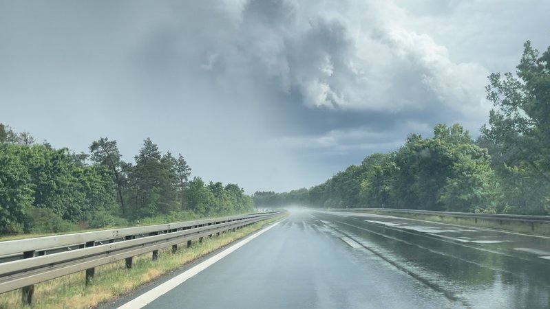Starkregen auf der Autobahn - die A6 bei Schwabach musste zeitweise gesperrt werden. | Bild: News5 Starkregen auf der Autobahn - die A6 bei Schwabach musste zeitweise gesperrt werden.