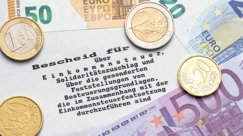 Steuerbescheid, Geldscheine und Geldmünzen (Symbolbild) | Bild: pa/CHROMORANGE/Michael Bihlmayer Steuerbescheid, Geldscheine und Geldmünzen (Symbolbild)