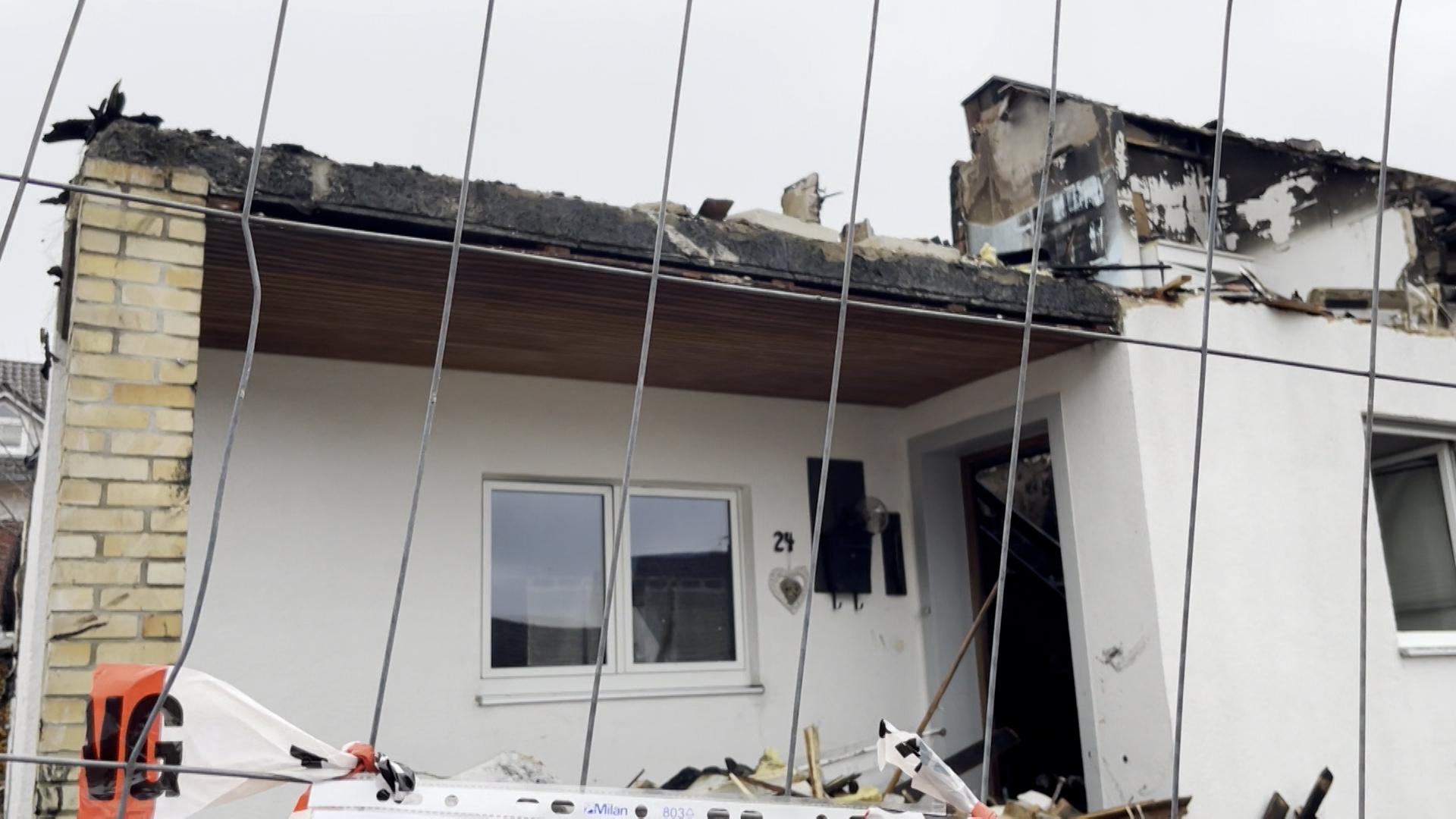 Einen Tag nach der Explosion in Chamerau suchten Brandermittler in der Ruine nach Spuren für den Auslöser der Explosion