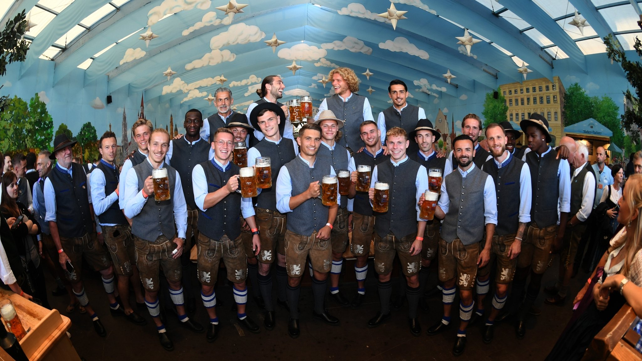 19.09.2023, Bayern, München: Die Spieler des TSV 1860 feiern beim Wiesn-Besuch der Mannschaft des TSV 1860 München