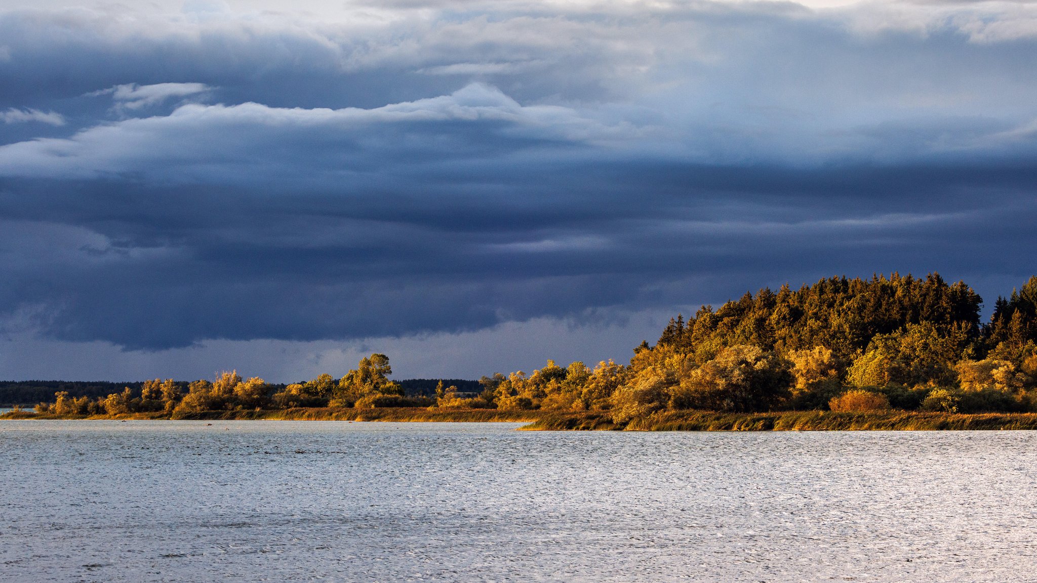 Archivbild: Gewitterwolken ziehen am Chiemsee auf