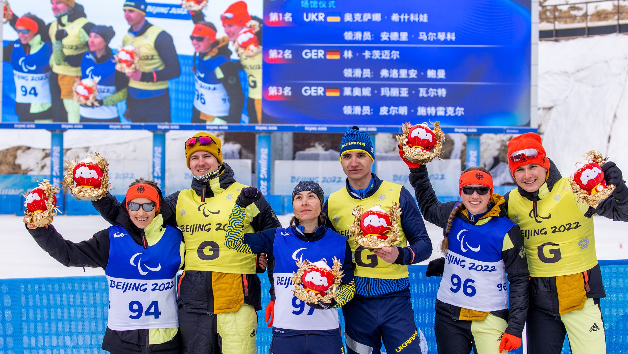 Paralympics, Biathlon (von links): Linn Kazmaier (Silber), Oksana Schischkowa (Gold) aus der Ukraine und Leonie Walter (Bronze) mit ihren Guides.