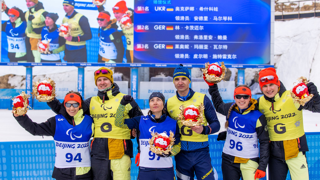 Paralympics, Biathlon (von links): Linn Kazmaier (Silber), Oksana Schischkowa (Gold) aus der Ukraine und Leonie Walter (Bronze) mit ihren Guides. | Bild: picture alliance/dpa/dpa-Zentralbild/Jens Büttner Paralympics, Biathlon (von links): Linn Kazmaier (Silber), Oksana Schischkowa (Gold) aus der Ukraine und Leonie Walter (Bronze) mit ihren Guides.