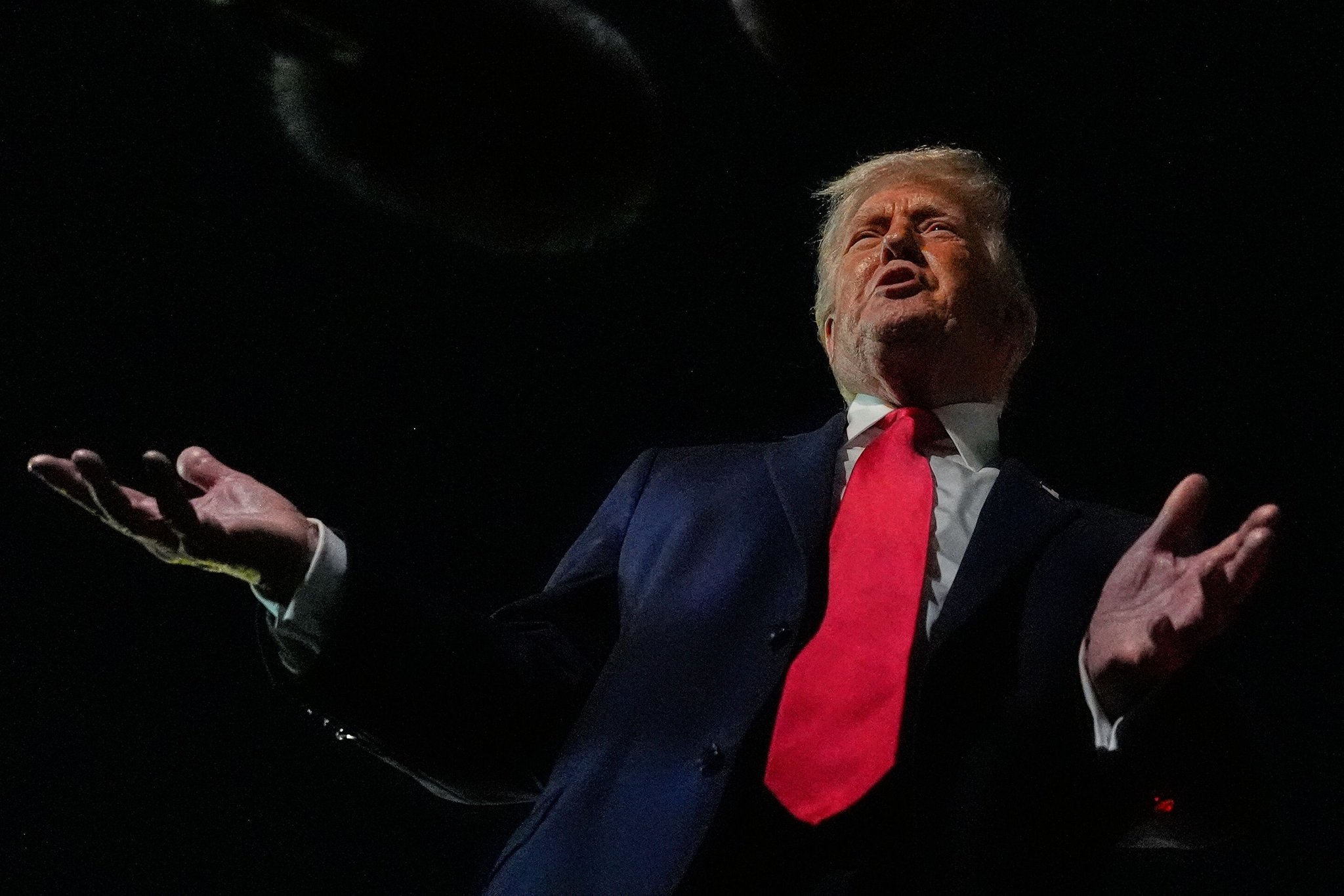 dpatopbilder - 19.01.2026, USA, West Palm Beach: US-Präsident Donald Trump spricht zu Reportern, bevor er die Air Force One am Palm Beach International Airport besteigt. Foto: Julia Demaree Nikhinson/AP/dpa +++ dpa-Bildfunk +++