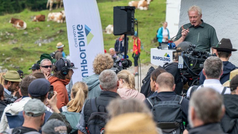 Hauptalmbegehung in Ruhpolding mit dem Landwirtschaftsminister | Bild: dpa-Bildfunk/Peter Kneffel Hauptalmbegehung in Ruhpolding mit dem Landwirtschaftsminister