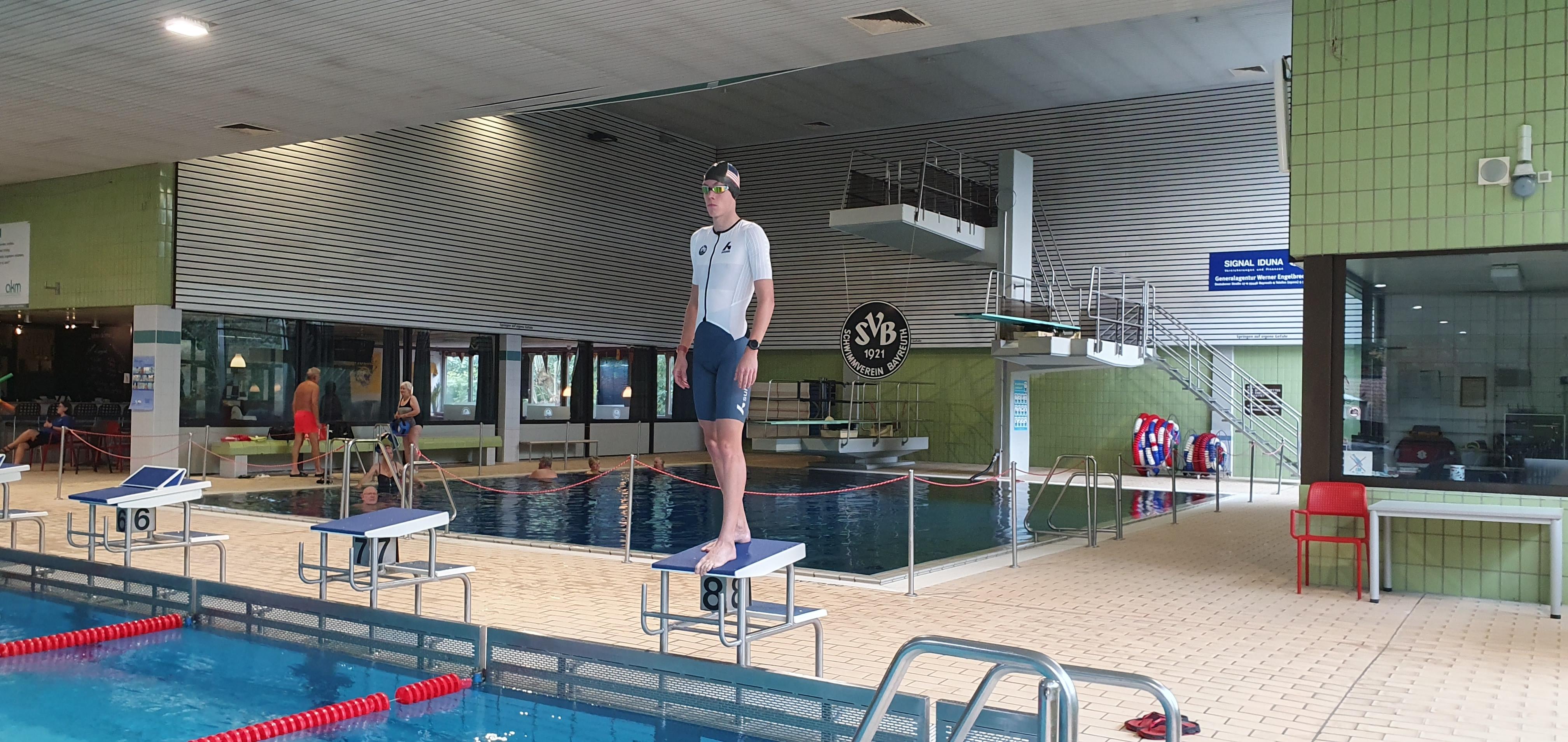 Finn Große-Freese steht auf einem Startblock im Bayreuther SVB-Bad.