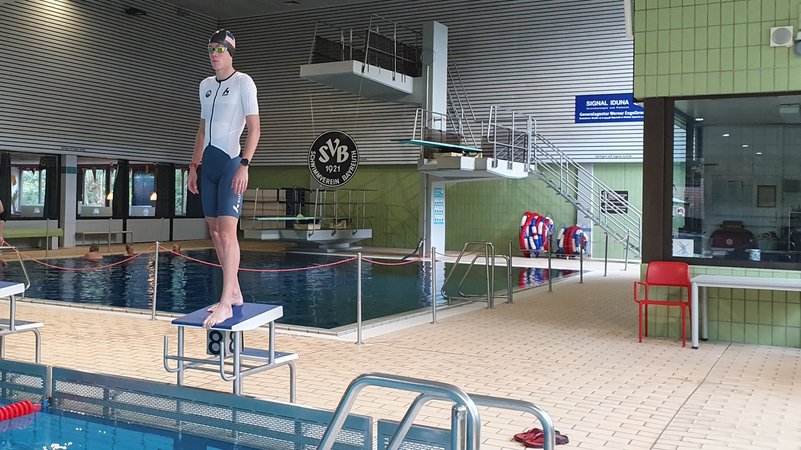 Finn Große-Freese steht auf einem Startblock im Bayreuther SVB-Bad. | Bild: BR / Ulla Küffner Finn Große-Freese steht auf einem Startblock im Bayreuther SVB-Bad.