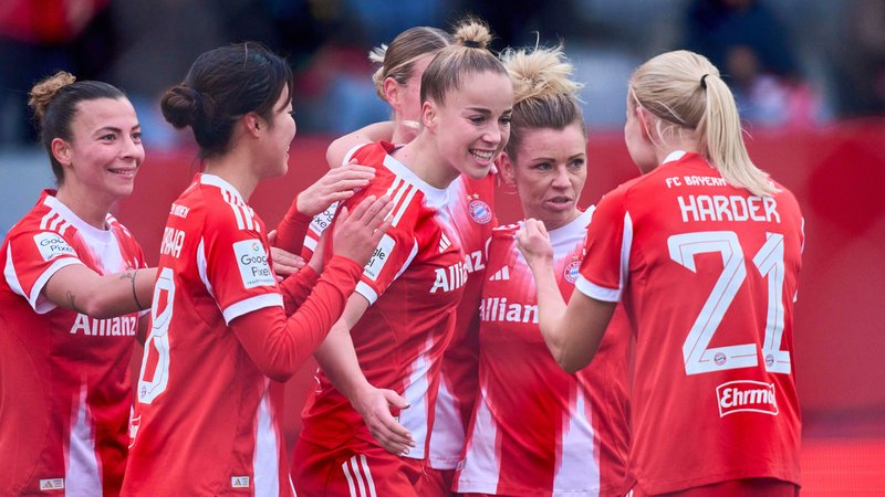 Torschützin gegen Hamburg: Giulia Gwinn inmitten ihrer Mitspielerinnen | Bild: picture-alliance/dpa Torschützin gegen Hamburg: Giulia Gwinn inmitten ihrer Mitspielerinnen