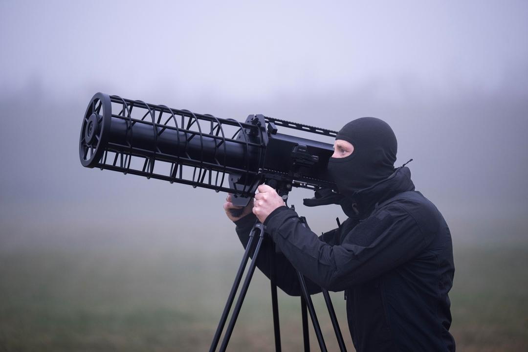 Beamte des Spezialeinsatzkommandos (SEK) der Polizei simulieren die Bekämpfung einer Drohne. 