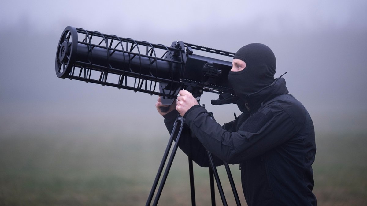 Beamte des Spezialeinsatzkommandos (SEK) der Polizei simulieren die Bekämpfung einer Drohne. 