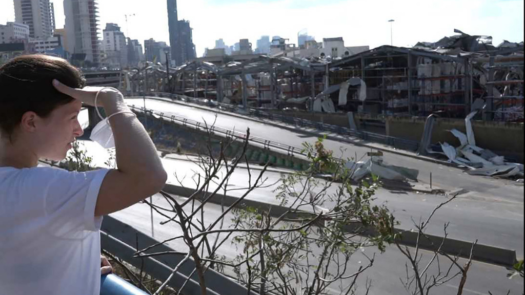 BR-Autorin Hanna Resch schaut in Beirut auf die Trümmer nach der verheerenden Explosion