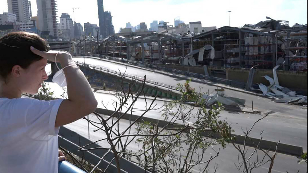 BR-Autorin Hanna Resch schaut in Beirut auf die Trümmer nach der verheerenden Explosion
