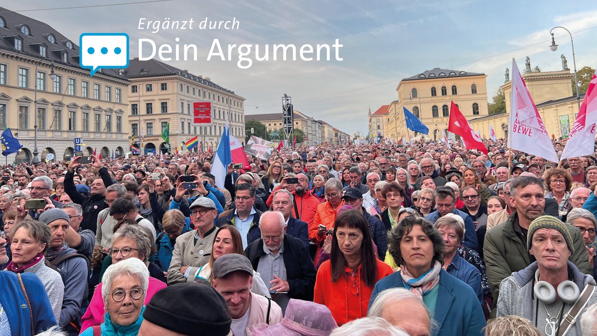 Vier Tage vor der Landtagswahl haben am Münchner Odeonsplatz mehrere zehntausend Menschen gegen Ausgrenzung und Rassismus demonstriert.