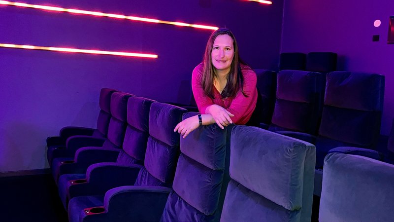 Kinobesitzerin Melanie Reil in ihrem neuen zweiten Kinosaal in Viechtach