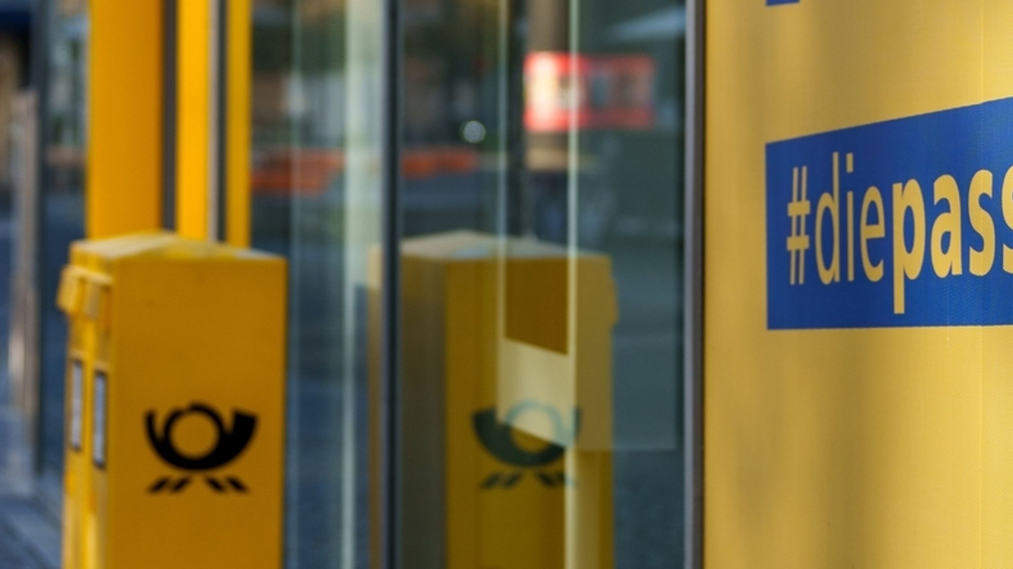 (Symbolbild) Zwei Briefkästen der Deutschen Post stehen vor einer Filiale der Postbank | Bild: dpa-Bildfunk/Andreas Arnold (Symbolbild) Zwei Briefkästen der Deutschen Post stehen vor einer Filiale der Postbank