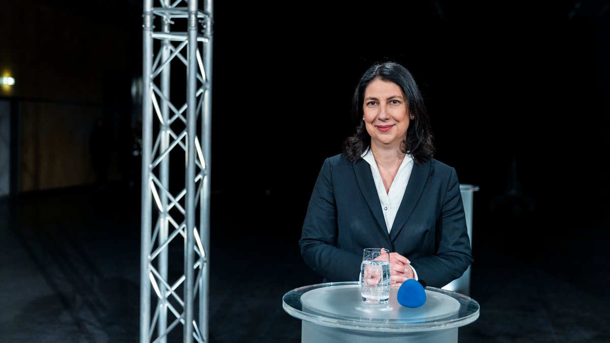 Katja Hessel (FDP) beantwortete Fragen der Bürgerinnen und Bürger zu Altersarmut und der Bildungspolitik. | Bild: BR/Raphael Kast Katja Hessel (FDP) beantwortete Fragen der Bürgerinnen und Bürger zu Altersarmut und der Bildungspolitik.