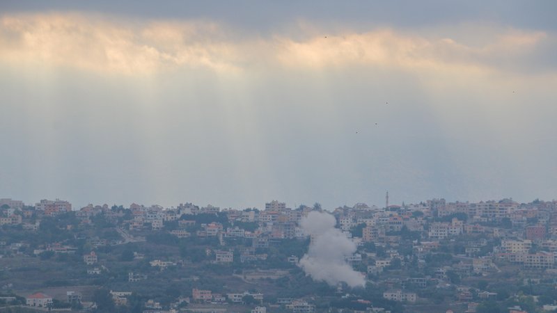 Nach einem israelischen Angriff steigt Rauch auf in Khiam in Nabatiya im Südlibanon (22.09.2024) | Bild: picture alliance / Anadolu | Ramiz Dallah Nach einem israelischen Angriff steigt Rauch auf in Khiam in Nabatiya im Südlibanon (22.09.2024)