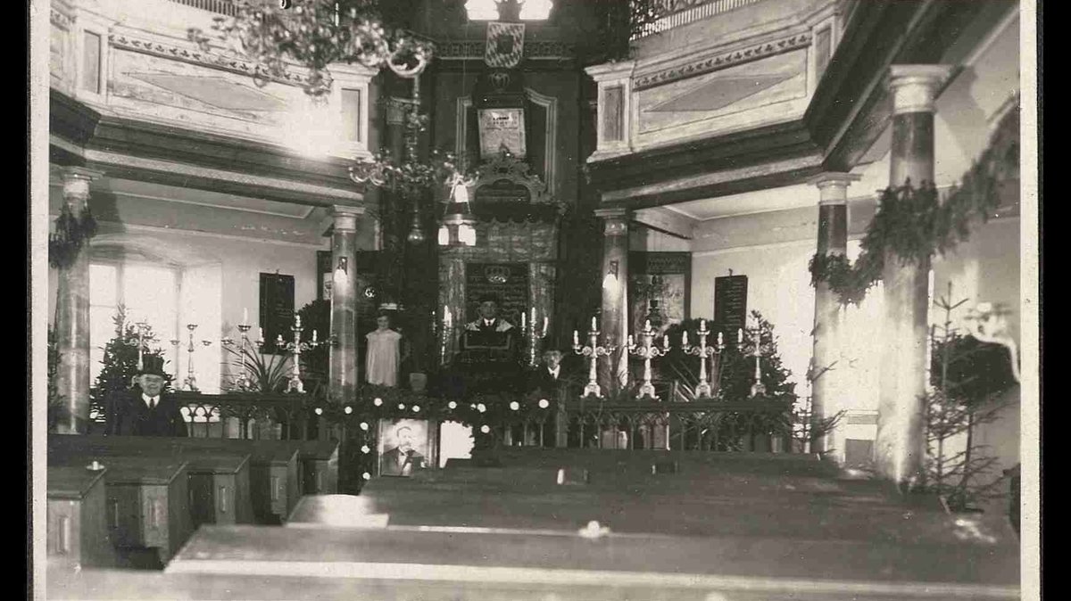 Altes Foto der Synagoge der Kultusgemeinde Floß, Innenansicht mit Thoraschrein, aufgenommen 1934 anlässlich des 250-jährigen Bestehens der Kultusgemeinde.