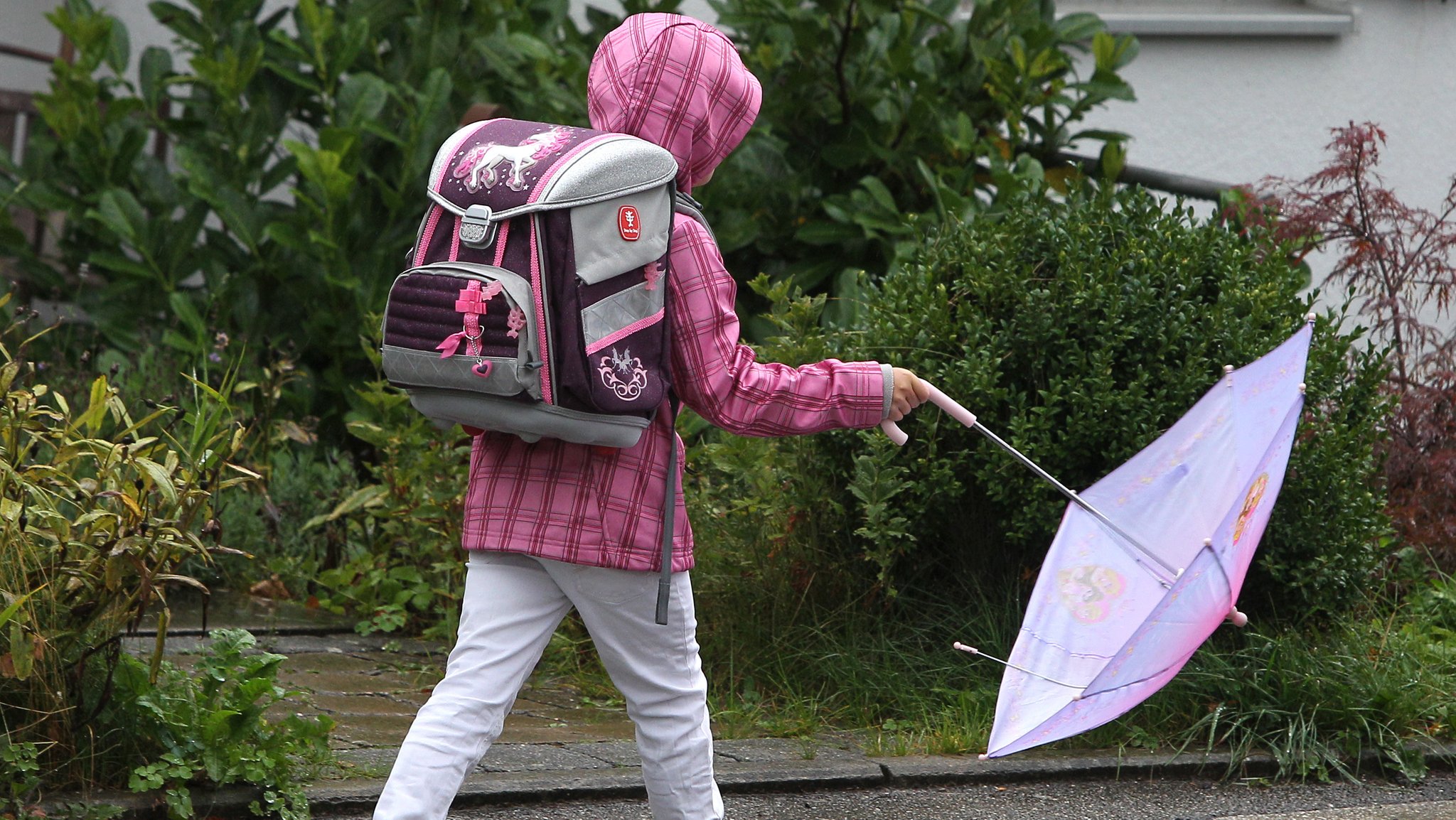 Schulkind im Regen (Symbolbild/Archivbild)