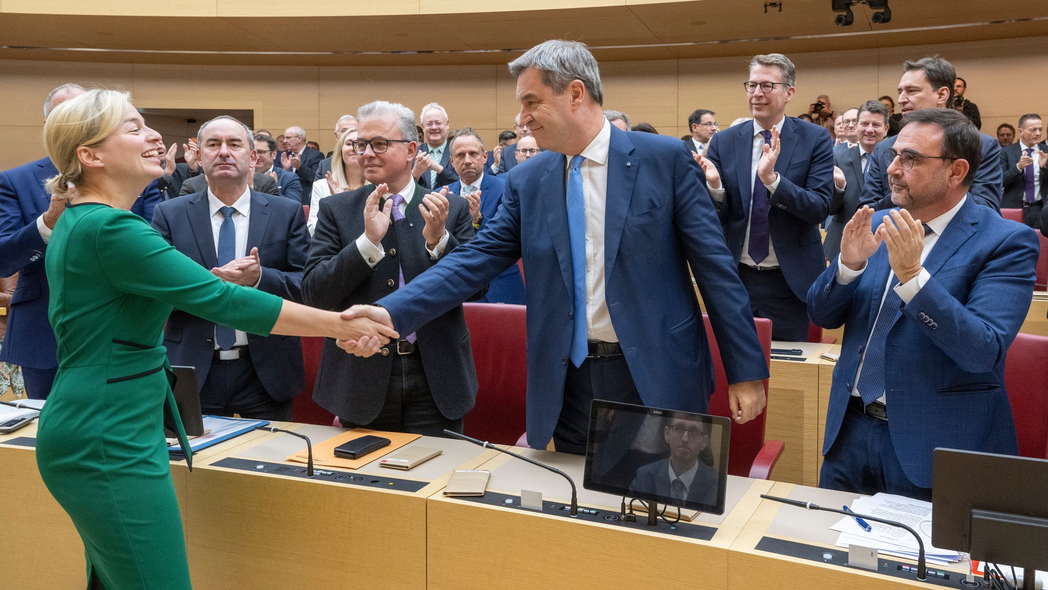 Archivbild: Grünen-Fraktionschefin Schulze gratuliert Ministerpräsident Söder im Jahr 2023 zur Wahl 