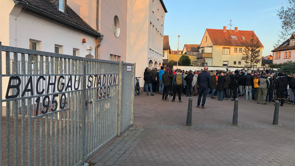 Sondersitzung des Marktgemeinderats in Großostheim | Bild: BR/ Katrin Küx Sondersitzung des Marktgemeinderats in Großostheim