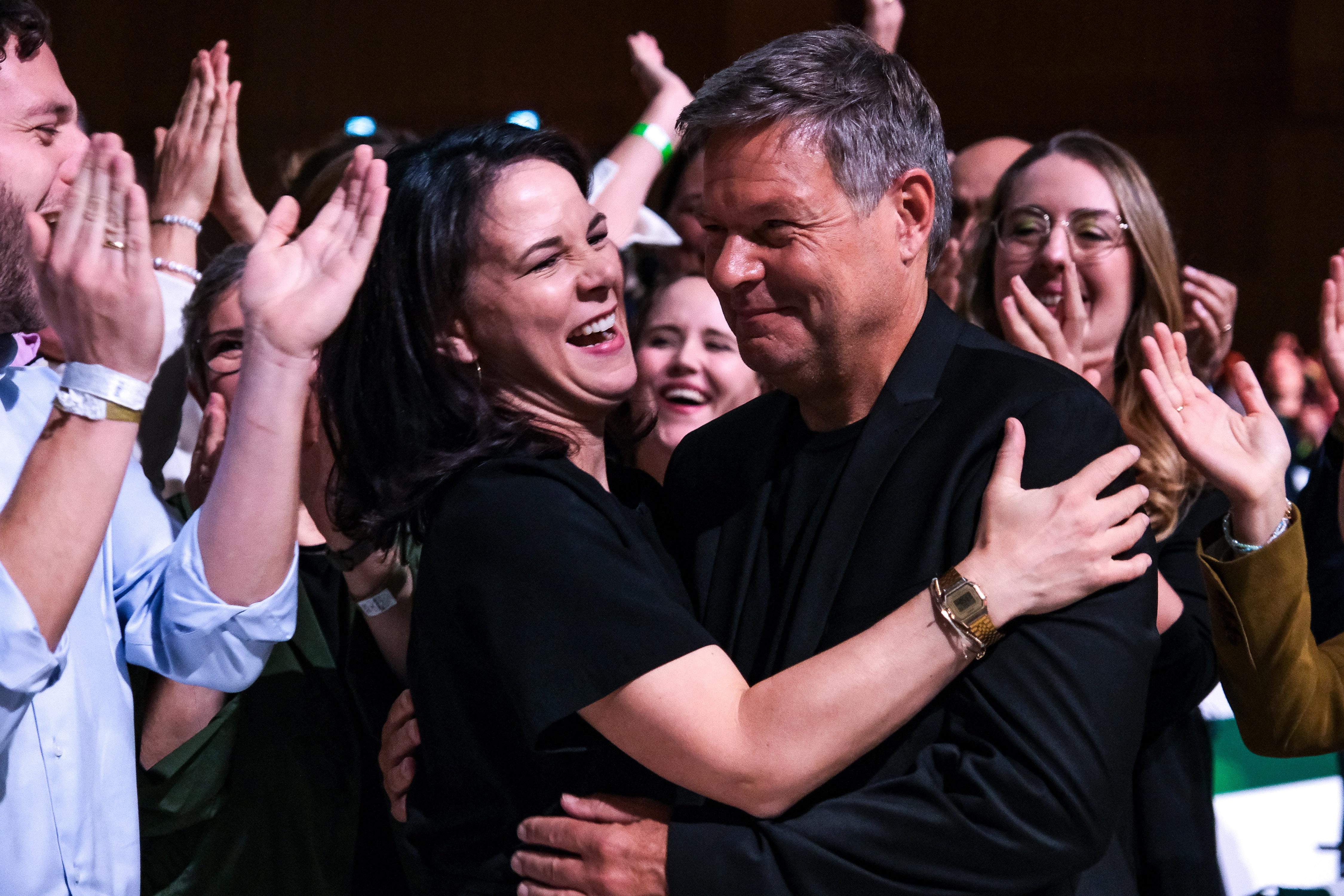 Annalena Baerbock und Robert Habeck, umringt von applaudierenden Delegierten.