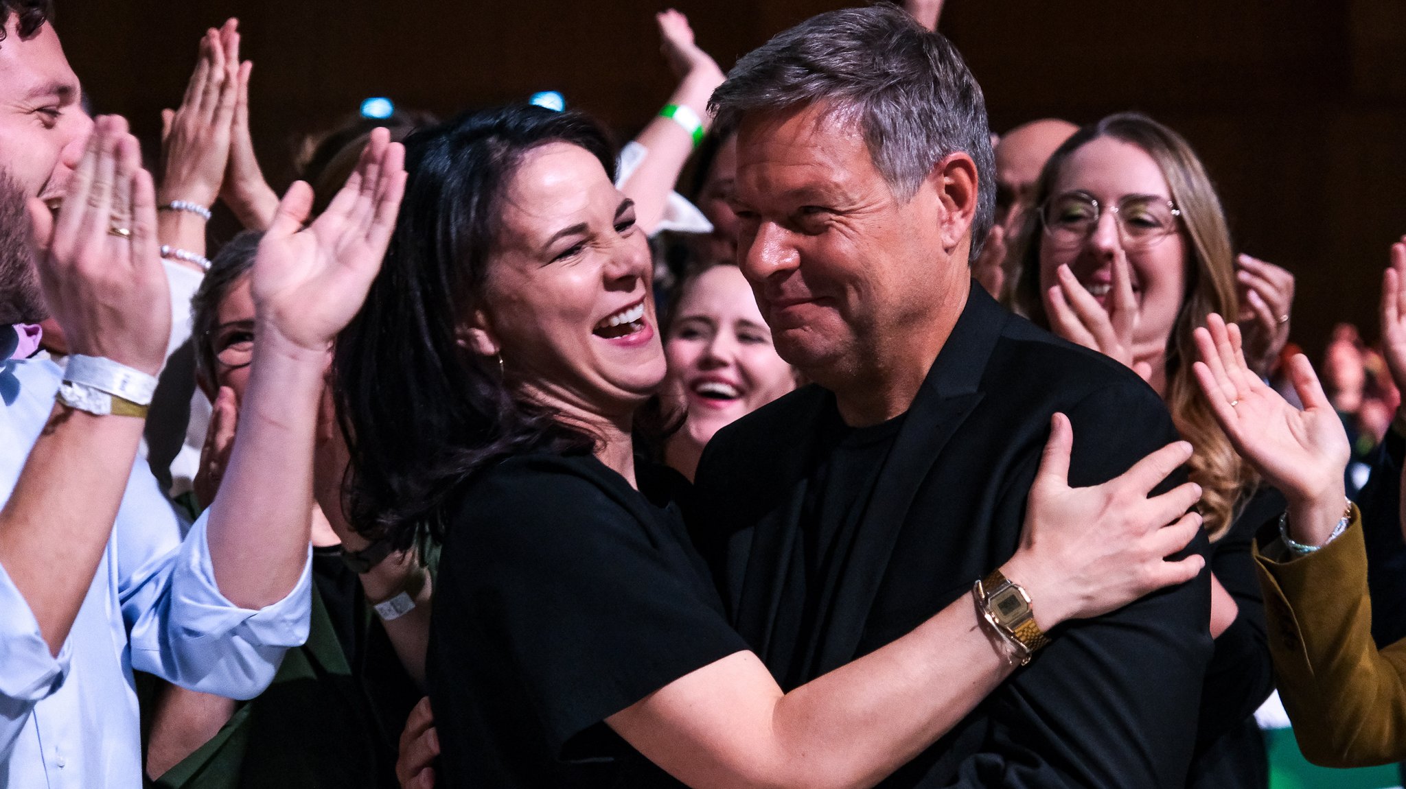 Annalena Baerbock und Robert Habeck, umringt von applaudierenden Delegierten.