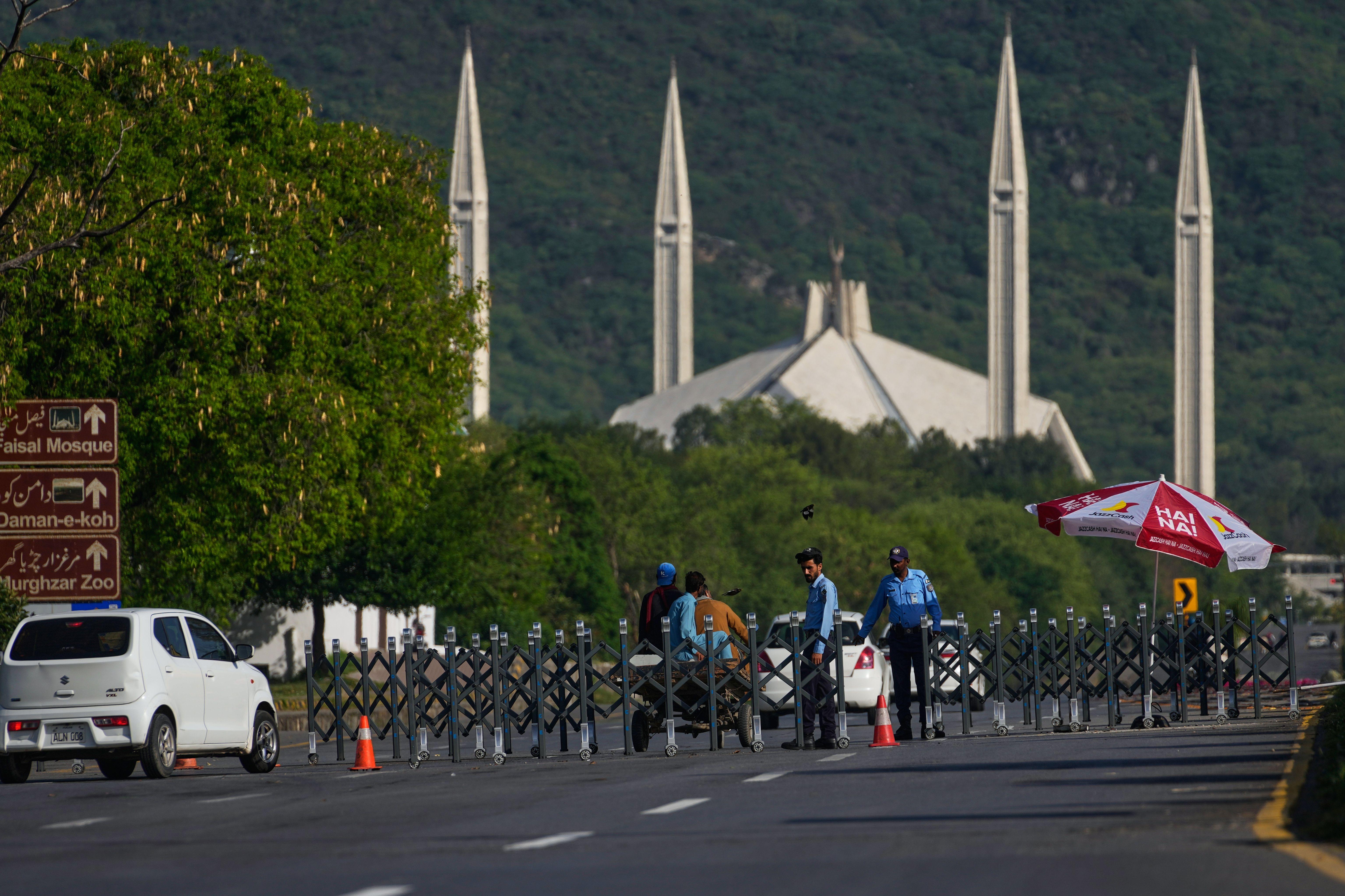 Polizisten bewachen eine abgesperrte Straße, die zum möglichen Veranstaltungsort in Islamabad in Pakistan führt (25.04.2026)