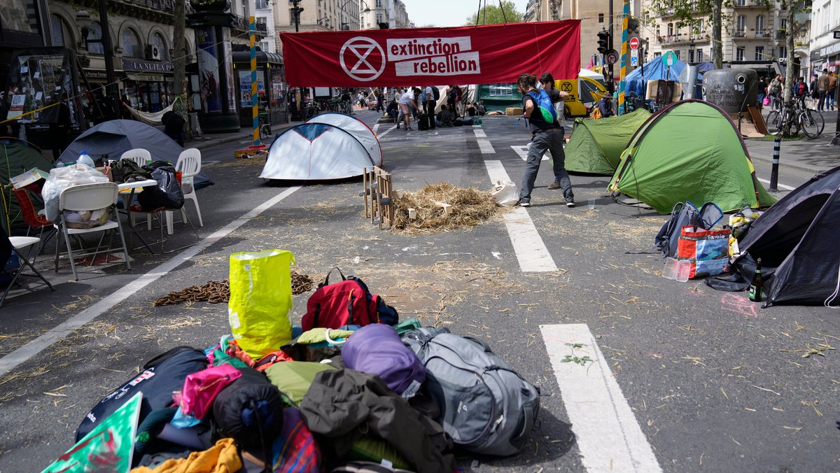 Protest von Extinction Rebellion in Frankreich: Demonstranten zelten auf einer Straße