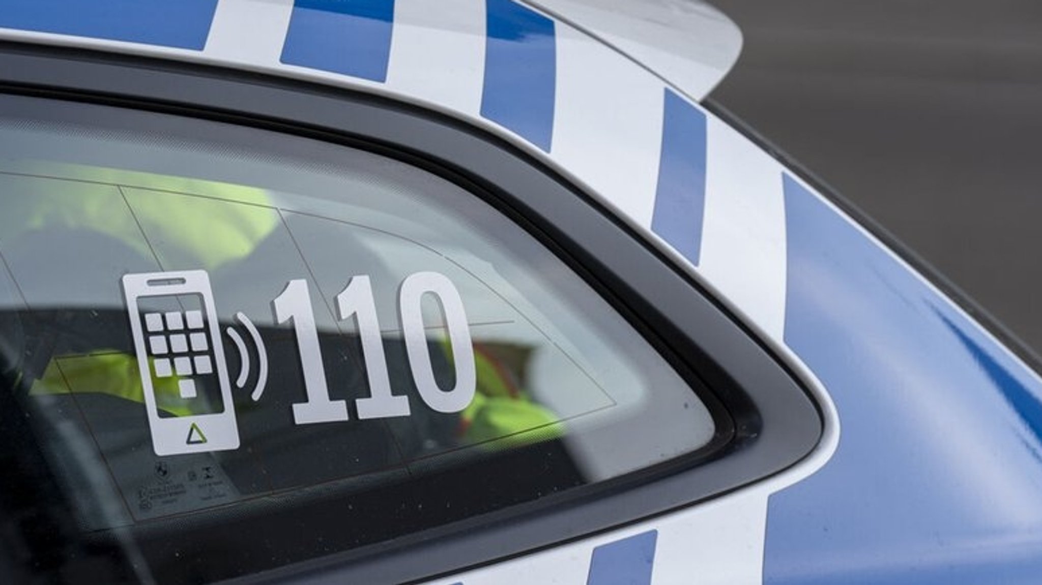 Die Scheibe eines Polizeautos