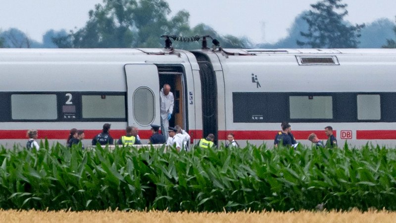 Polizei und Ermittler vor dem betroffenen ICE in Straßkirchen. | Bild: Bildrechte: picture alliance/dpa/Armin Weigel Polizei und Ermittler vor dem betroffenen ICE in Straßkirchen.