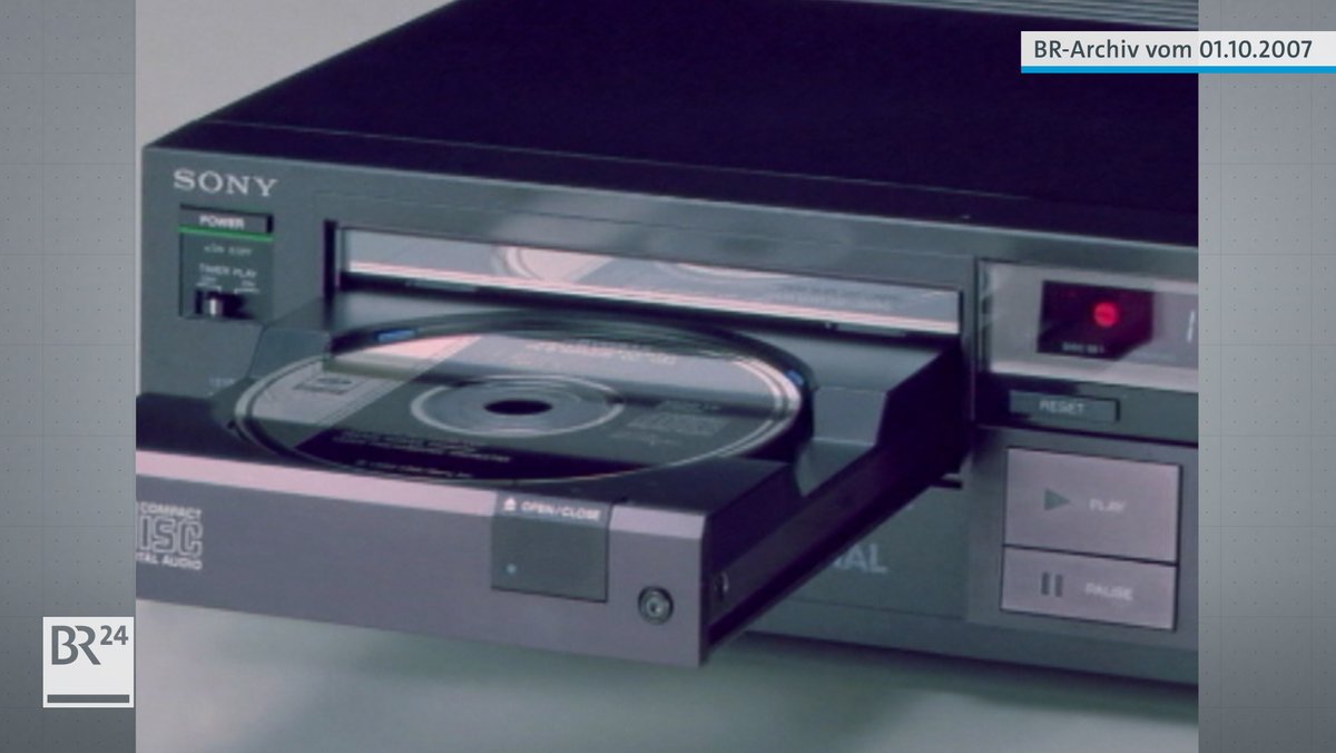 Silberner CD-Player von Sony mit ausgefahrenem CD-Laufwerk