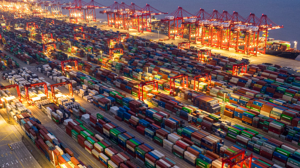 Der größte Hafen der Welt in Shanghai ist vollbeladen mit Containern.